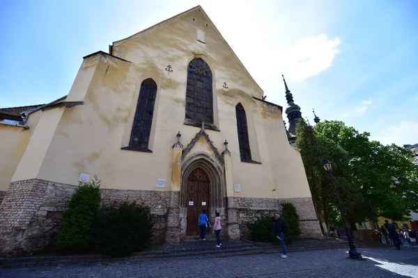 Sighisoara Kalesi 'ndeki Katolik kilisesi İtalyan mimarisinden esinlenerek dekoratif kemerler, Roma rozetleri, çan kulesi ve kabartmalı dikdörtgenli dış alçıdan esinlenilerek seçici bir tarzda inşa edilmiştir.