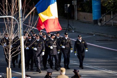 Romanya 'nın Targu-jiu' daki ulusal gününde, Romen jandarma askerlerinin otomatik silah ve maskeleme kıyafetleri ile donatılmış lacivert gala üniformaları giydiği bir tören düzenlendi 