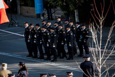 Romanya 'nın Targu-jiu' daki ulusal gününde, Romen jandarma askerlerinin otomatik silah ve maskeleme kıyafetleri ile donatılmış lacivert gala üniformaları giydiği bir tören düzenlendi 