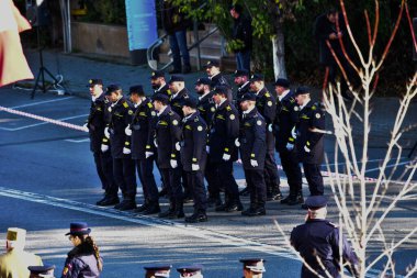Romanya 'nın Targu-jiu' daki ulusal gününde, Romen jandarma askerlerinin otomatik silah ve maskeleme kıyafetleri ile donatılmış lacivert gala üniformaları giydiği bir tören düzenlendi 