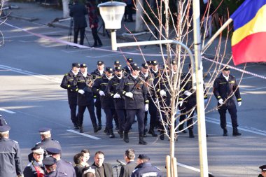 Romanya 'nın Targu-jiu' daki ulusal gününde, Romen jandarma askerlerinin otomatik silah ve maskeleme kıyafetleri ile donatılmış lacivert gala üniformaları giydiği bir tören düzenlendi 