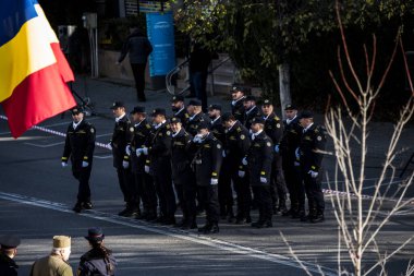 Romanya 'nın Targu-jiu' daki ulusal gününde, Romen jandarma askerlerinin otomatik silah ve maskeleme kıyafetleri ile donatılmış lacivert gala üniformaları giydiği bir tören düzenlendi 