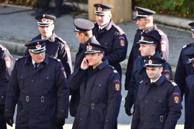 Romanya 'nın Targu-jiu' daki ulusal gününde, Romen jandarma askerlerinin otomatik silah ve maskeleme kıyafetleri ile donatılmış lacivert gala üniformaları giydiği bir tören düzenlendi 