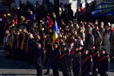 Romanya 'nın Targu-jiu' daki ulusal gününde, Romen jandarma askerlerinin otomatik silah ve maskeleme kıyafetleri ile donatılmış lacivert gala üniformaları giydiği bir tören düzenlendi 