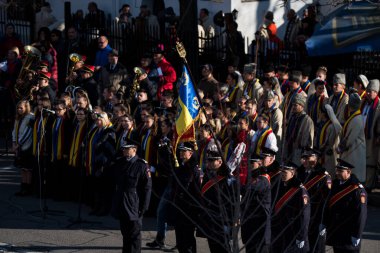 Romanya 'nın Targu-jiu' daki ulusal gününde, Romen jandarma askerlerinin otomatik silah ve maskeleme kıyafetleri ile donatılmış lacivert gala üniformaları giydiği bir tören düzenlendi 