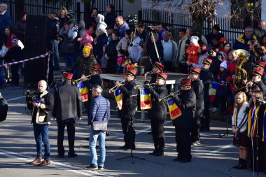 Romanya 'nın Targu-jiu' daki ulusal gününde, Romen jandarma askerlerinin otomatik silah ve maskeleme kıyafetleri ile donatılmış lacivert gala üniformaları giydiği bir tören düzenlendi 