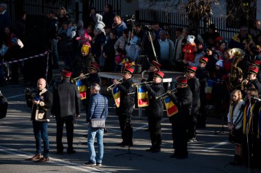 Romanya 'nın Targu-jiu' daki ulusal gününde, Romen jandarma askerlerinin otomatik silah ve maskeleme kıyafetleri ile donatılmış lacivert gala üniformaları giydiği bir tören düzenlendi 