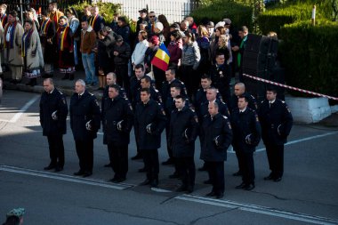 Romanya 'nın Targu-jiu' daki ulusal gününde, Romen jandarma askerlerinin otomatik silah ve maskeleme kıyafetleri ile donatılmış lacivert gala üniformaları giydiği bir tören düzenlendi 