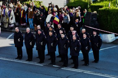 Romanya 'nın Targu-jiu' daki ulusal gününde, Romen jandarma askerlerinin otomatik silah ve maskeleme kıyafetleri ile donatılmış lacivert gala üniformaları giydiği bir tören düzenlendi 