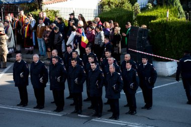 Romanya 'nın Targu-jiu' daki ulusal gününde, Romen jandarma askerlerinin otomatik silah ve maskeleme kıyafetleri ile donatılmış lacivert gala üniformaları giydiği bir tören düzenlendi 