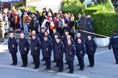 Romanya 'nın Targu-jiu' daki ulusal gününde, Romen jandarma askerlerinin otomatik silah ve maskeleme kıyafetleri ile donatılmış lacivert gala üniformaları giydiği bir tören düzenlendi 