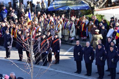 Romanya 'nın Targu-jiu' daki ulusal gününde, Romen jandarma askerlerinin otomatik silah ve maskeleme kıyafetleri ile donatılmış lacivert gala üniformaları giydiği bir tören düzenlendi 
