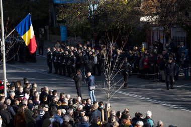 Romanya 'nın Targu-jiu' daki ulusal gününde, Romen jandarma askerlerinin otomatik silah ve maskeleme kıyafetleri ile donatılmış lacivert gala üniformaları giydiği bir tören düzenlendi 