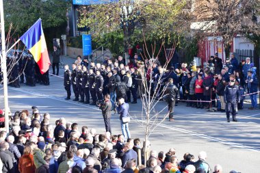 Romanya 'nın Targu-jiu' daki ulusal gününde, Romen jandarma askerlerinin otomatik silah ve maskeleme kıyafetleri ile donatılmış lacivert gala üniformaları giydiği bir tören düzenlendi 