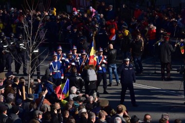 Romanya 'nın Targu-jiu' daki ulusal gününde, Romen jandarma askerlerinin otomatik silah ve maskeleme kıyafetleri ile donatılmış lacivert gala üniformaları giydiği bir tören düzenlendi 