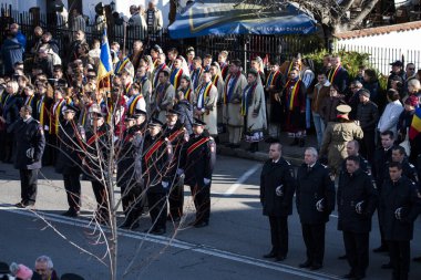 Romanya 'nın Targu-jiu' daki ulusal gününde, Romen jandarma askerlerinin otomatik silah ve maskeleme kıyafetleri ile donatılmış lacivert gala üniformaları giydiği bir tören düzenlendi 