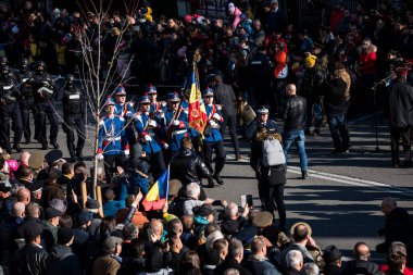 Romanya 'nın Targu-jiu' daki ulusal gününde, Romen jandarma askerlerinin otomatik silah ve maskeleme kıyafetleri ile donatılmış lacivert gala üniformaları giydiği bir tören düzenlendi 
