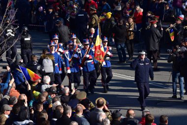 Romanya 'nın Targu-jiu' daki ulusal gününde, Romen jandarma askerlerinin otomatik silah ve maskeleme kıyafetleri ile donatılmış lacivert gala üniformaları giydiği bir tören düzenlendi 