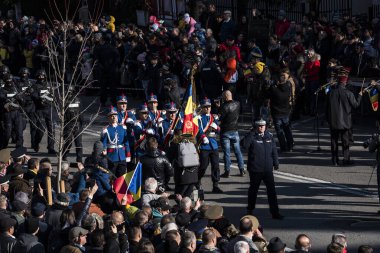 Romanya 'nın Targu-jiu' daki ulusal gününde, Romen jandarma askerlerinin otomatik silah ve maskeleme kıyafetleri ile donatılmış lacivert gala üniformaları giydiği bir tören düzenlendi 