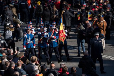 Romanya 'nın Targu-jiu' daki ulusal gününde, Romen jandarma askerlerinin otomatik silah ve maskeleme kıyafetleri ile donatılmış lacivert gala üniformaları giydiği bir tören düzenlendi 