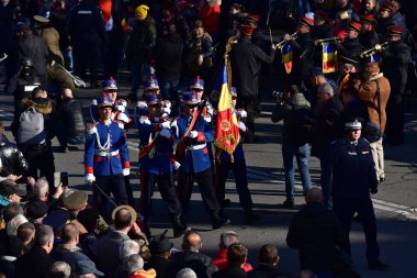 Romanya 'nın Targu-jiu' daki ulusal gününde, Romen jandarma askerlerinin otomatik silah ve maskeleme kıyafetleri ile donatılmış lacivert gala üniformaları giydiği bir tören düzenlendi 