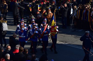 Romanya 'nın Targu-jiu' daki ulusal gününde, Romen jandarma askerlerinin otomatik silah ve maskeleme kıyafetleri ile donatılmış lacivert gala üniformaları giydiği bir tören düzenlendi 