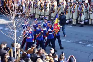 Romanya 'nın Targu-jiu' daki ulusal gününde, Romen jandarma askerlerinin otomatik silah ve maskeleme kıyafetleri ile donatılmış lacivert gala üniformaları giydiği bir tören düzenlendi 
