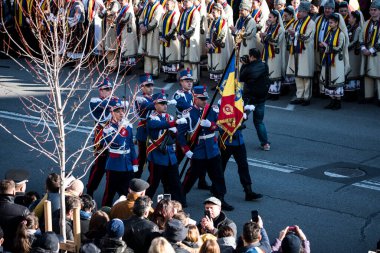 Romanya 'nın Targu-jiu' daki ulusal gününde, Romen jandarma askerlerinin otomatik silah ve maskeleme kıyafetleri ile donatılmış lacivert gala üniformaları giydiği bir tören düzenlendi 