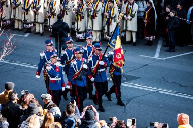 Romanya 'nın Targu-jiu' daki ulusal gününde, Romen jandarma askerlerinin otomatik silah ve maskeleme kıyafetleri ile donatılmış lacivert gala üniformaları giydiği bir tören düzenlendi 