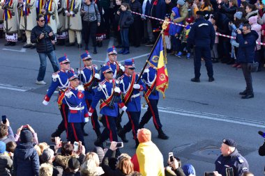 Romanya 'nın Targu-jiu' daki ulusal gününde, Romen jandarma askerlerinin otomatik silah ve maskeleme kıyafetleri ile donatılmış lacivert gala üniformaları giydiği bir tören düzenlendi 