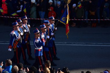 Romanya 'nın Targu-jiu' daki ulusal gününde, Romen jandarma askerlerinin otomatik silah ve maskeleme kıyafetleri ile donatılmış lacivert gala üniformaları giydiği bir tören düzenlendi 