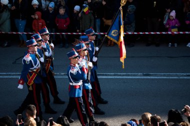 Romanya 'nın Targu-jiu' daki ulusal gününde, Romen jandarma askerlerinin otomatik silah ve maskeleme kıyafetleri ile donatılmış lacivert gala üniformaları giydiği bir tören düzenlendi 
