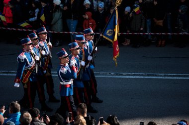 Romanya 'nın Targu-jiu' daki ulusal gününde, Romen jandarma askerlerinin otomatik silah ve maskeleme kıyafetleri ile donatılmış lacivert gala üniformaları giydiği bir tören düzenlendi 