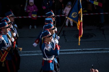 Romanya 'nın Targu-jiu' daki ulusal gününde, Romen jandarma askerlerinin otomatik silah ve maskeleme kıyafetleri ile donatılmış lacivert gala üniformaları giydiği bir tören düzenlendi 