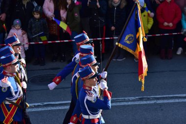 Romanya 'nın Targu-jiu' daki ulusal gününde, Romen jandarma askerlerinin otomatik silah ve maskeleme kıyafetleri ile donatılmış lacivert gala üniformaları giydiği bir tören düzenlendi 