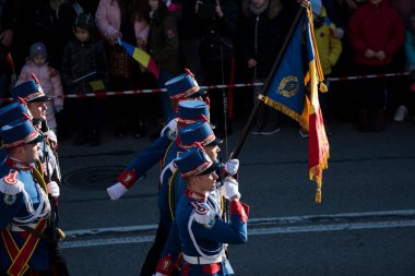 Romanya 'nın Targu-jiu' daki ulusal gününde, Romen jandarma askerlerinin otomatik silah ve maskeleme kıyafetleri ile donatılmış lacivert gala üniformaları giydiği bir tören düzenlendi 