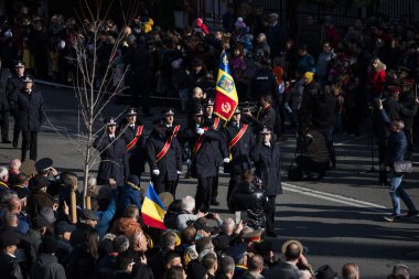 Romanya 'nın Targu-jiu' daki ulusal gününde, Romen jandarma askerlerinin otomatik silah ve maskeleme kıyafetleri ile donatılmış lacivert gala üniformaları giydiği bir tören düzenlendi 