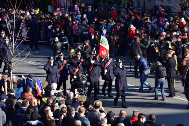 Romanya 'nın Targu-jiu' daki ulusal gününde, Romen jandarma askerlerinin otomatik silah ve maskeleme kıyafetleri ile donatılmış lacivert gala üniformaları giydiği bir tören düzenlendi 