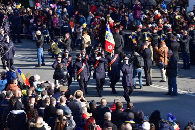 Romanya 'nın Targu-jiu' daki ulusal gününde, Romen jandarma askerlerinin otomatik silah ve maskeleme kıyafetleri ile donatılmış lacivert gala üniformaları giydiği bir tören düzenlendi 