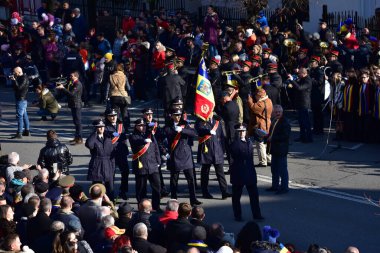 Romanya 'nın Targu-jiu' daki ulusal gününde, Romen jandarma askerlerinin otomatik silah ve maskeleme kıyafetleri ile donatılmış lacivert gala üniformaları giydiği bir tören düzenlendi 