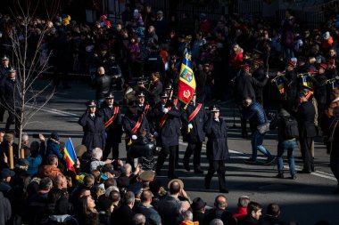 Romanya 'nın Targu-jiu' daki ulusal gününde, Romen jandarma askerlerinin otomatik silah ve maskeleme kıyafetleri ile donatılmış lacivert gala üniformaları giydiği bir tören düzenlendi 