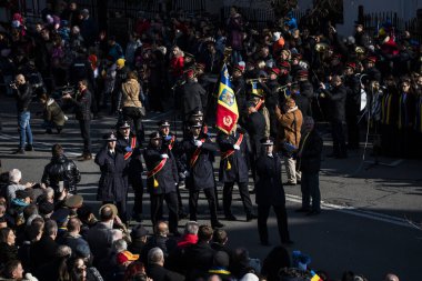 Romanya 'nın Targu-jiu' daki ulusal gününde, Romen jandarma askerlerinin otomatik silah ve maskeleme kıyafetleri ile donatılmış lacivert gala üniformaları giydiği bir tören düzenlendi 