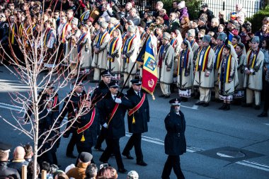 Romanya 'nın Targu-jiu' daki ulusal gününde, Romen jandarma askerlerinin otomatik silah ve maskeleme kıyafetleri ile donatılmış lacivert gala üniformaları giydiği bir tören düzenlendi 