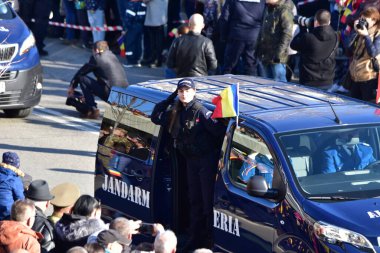 Romanya 'nın Targu-jiu' daki ulusal gününde, Romen jandarma askerlerinin otomatik silah ve maskeleme kıyafetleri ile donatılmış lacivert gala üniformaları giydiği bir tören düzenlendi 