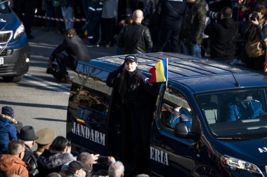 Romanya 'nın Targu-jiu' daki ulusal gününde, Romen jandarma askerlerinin otomatik silah ve maskeleme kıyafetleri ile donatılmış lacivert gala üniformaları giydiği bir tören düzenlendi 
