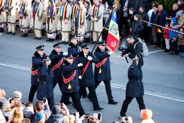 Romanya 'nın Targu-jiu' daki ulusal gününde, Romen jandarma askerlerinin otomatik silah ve maskeleme kıyafetleri ile donatılmış lacivert gala üniformaları giydiği bir tören düzenlendi 