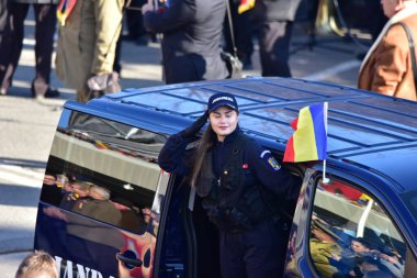 Romanya 'nın Targu-jiu' daki ulusal gününde, Romen jandarma askerlerinin otomatik silah ve maskeleme kıyafetleri ile donatılmış lacivert gala üniformaları giydiği bir tören düzenlendi 