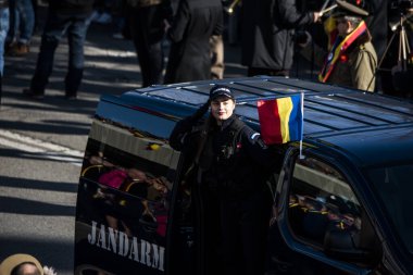 Romanya 'nın Targu-jiu' daki ulusal gününde, Romen jandarma askerlerinin otomatik silah ve maskeleme kıyafetleri ile donatılmış lacivert gala üniformaları giydiği bir tören düzenlendi 