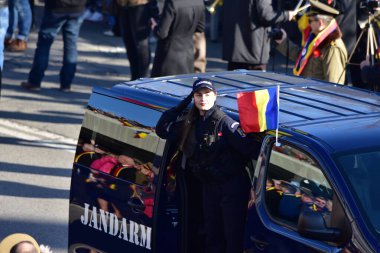 Romanya 'nın Targu-jiu' daki ulusal gününde, Romen jandarma askerlerinin otomatik silah ve maskeleme kıyafetleri ile donatılmış lacivert gala üniformaları giydiği bir tören düzenlendi 