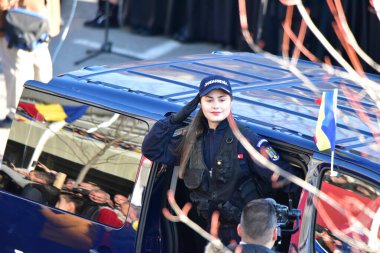 Romanya 'nın Targu-jiu' daki ulusal gününde, Romen jandarma askerlerinin otomatik silah ve maskeleme kıyafetleri ile donatılmış lacivert gala üniformaları giydiği bir tören düzenlendi 